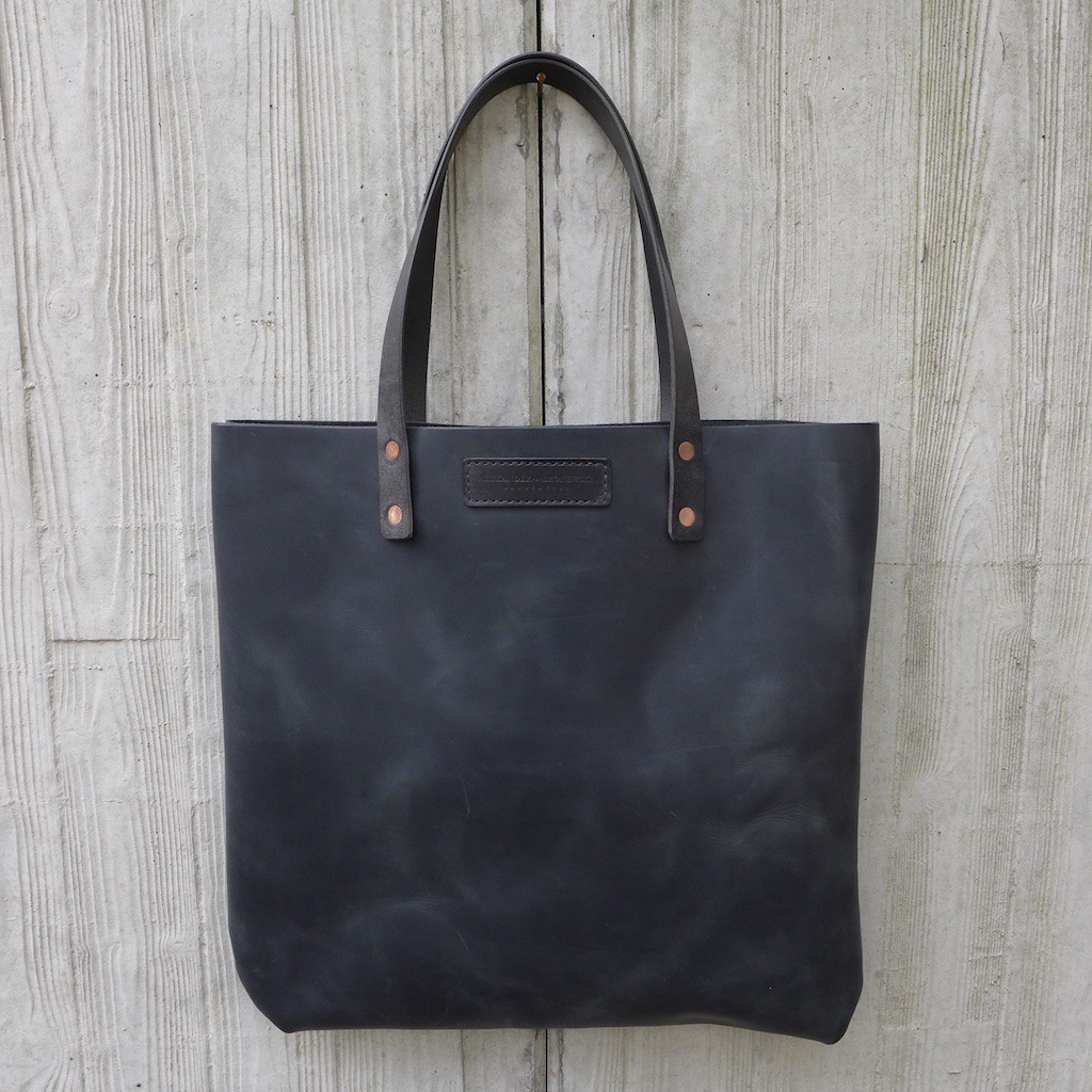 iris tote bag schwarz pflanzlich gegerbt kupfernieten 1536