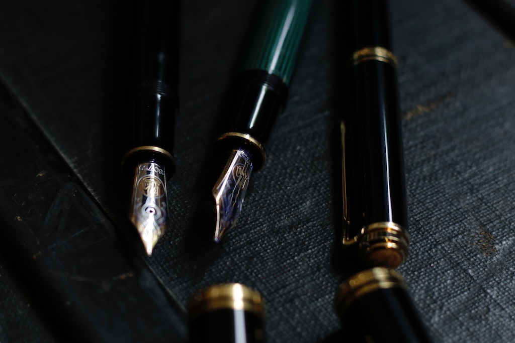 Pelikan Souverän M 1000 Kolbenfüllhalter – Mit 18 Karat Goldfeder, Federbreite EF, Schwarz